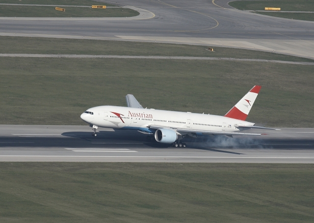 Austrian Boeing 777 Landung 070930_042